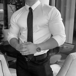 Muškarac nudi druženje ženama.