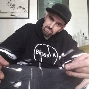 Maanje priče više....